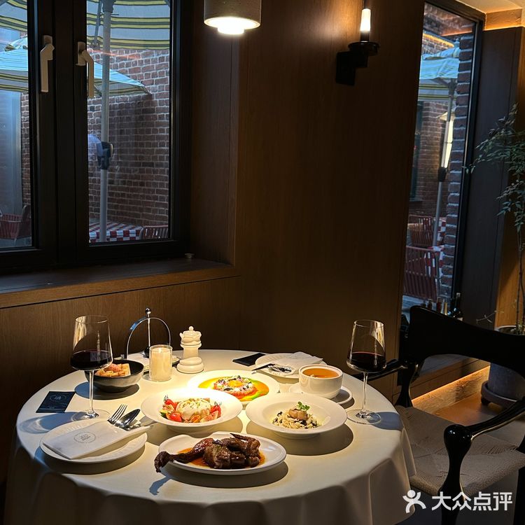 文艺又高雅 | 窗外是老电车,窗内是西餐厅
