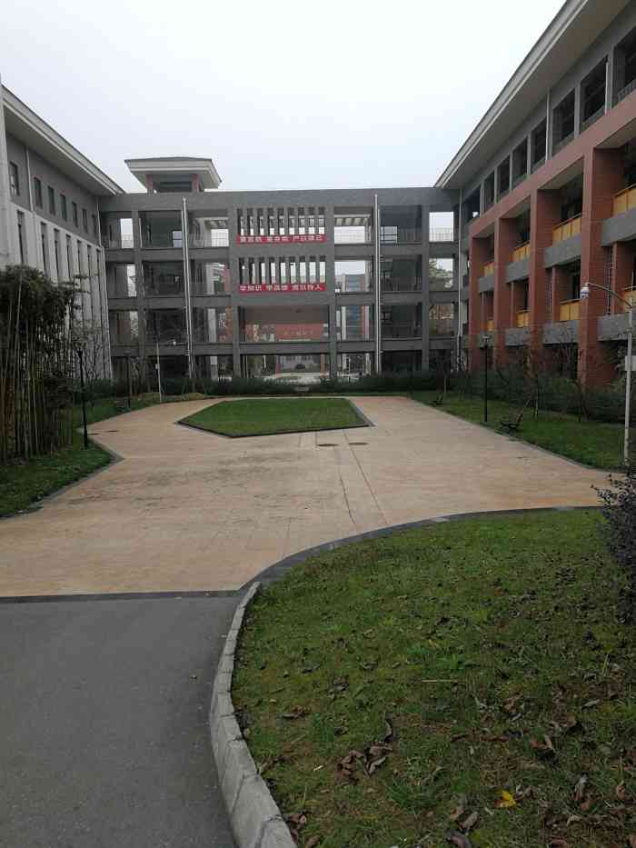 雅安职业技术学院(经开校区)-"表弟今年高考后被这个学校录取,我和他