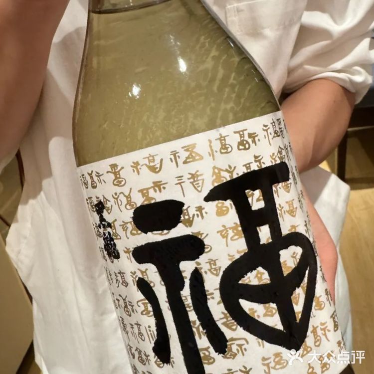 朋友酒杯碰一碰