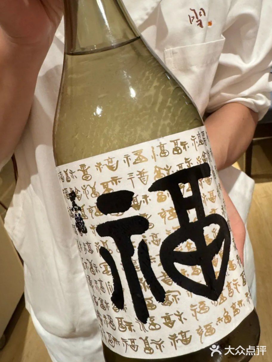 朋友酒杯碰一碰