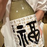 朋友酒杯碰一碰