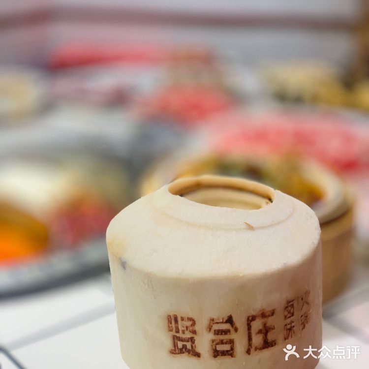 人气爆棚明星火锅~   整个餐厅装修的也是相当的红火