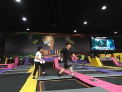 -嘿哟动霸CHUA·新潮玩运动娱乐中心·蹦床滑冰团建乐园