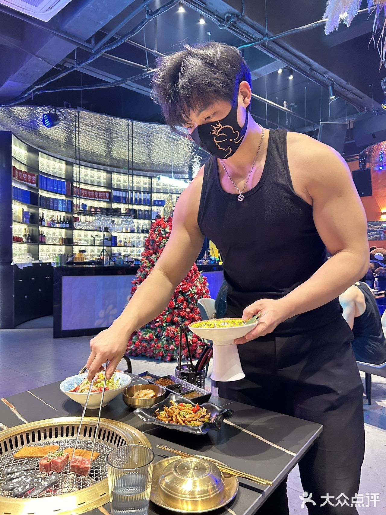 来打卡重庆男模餐厅啦！！！全是肌肉猛男谁懂啊
