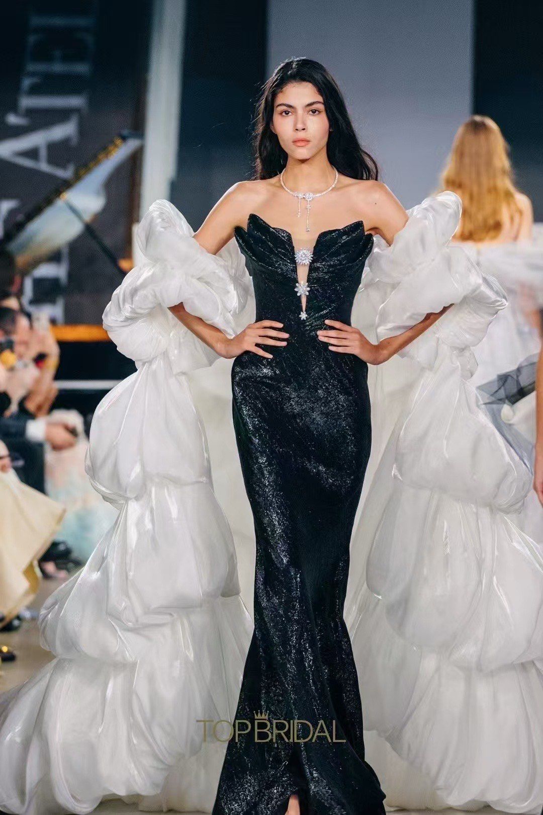 性感黑礼服秀场