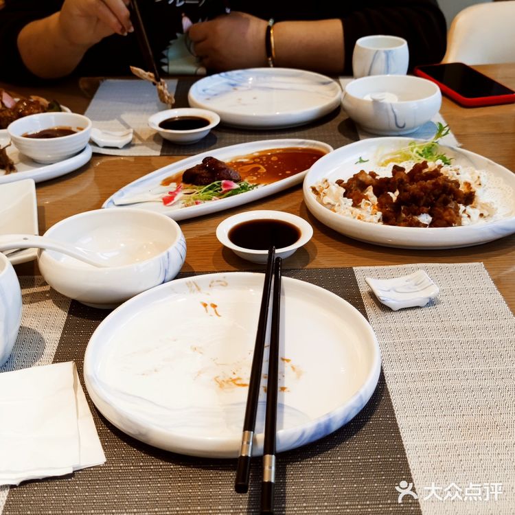 服务员会聚集在点菜的那里聊天，很少会过来转