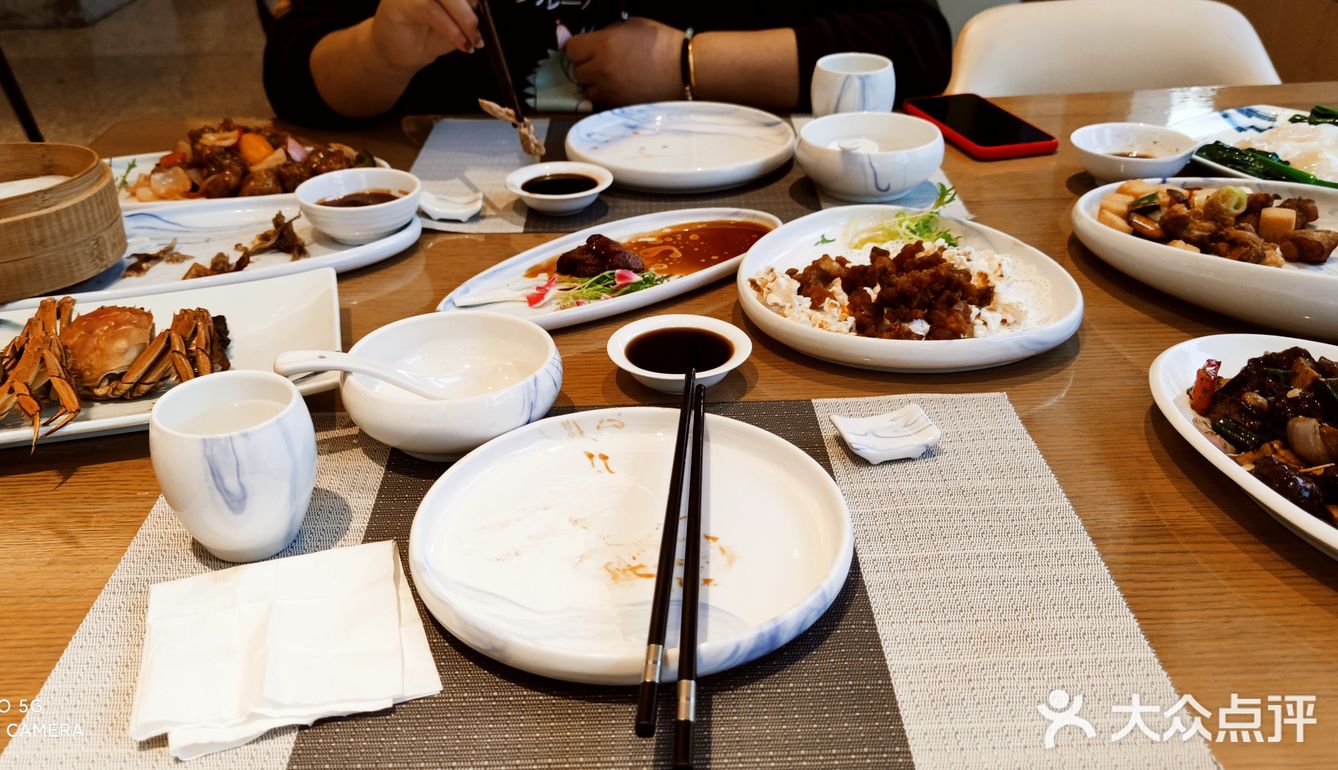 服务员会聚集在点菜的那里聊天，很少会过来转