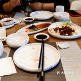 服务员会聚集在点菜的那里聊天，很少会过来转