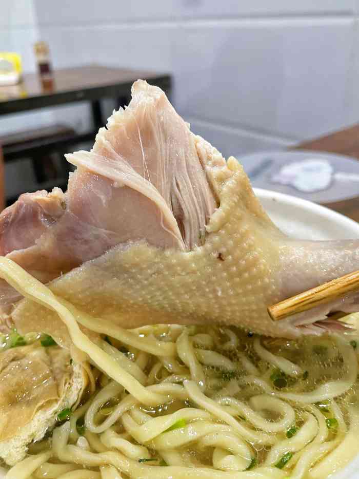 炉桥老鸡汤手擀面-"这家面馆也是刚开没多久,一对夫妻在这开的.