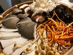 -尚尚仙·酸汤猪手·猪肚鸡火锅(华联万柳购物中心店)