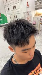 点击看大图 -V8潮牌·接发烫染连锁