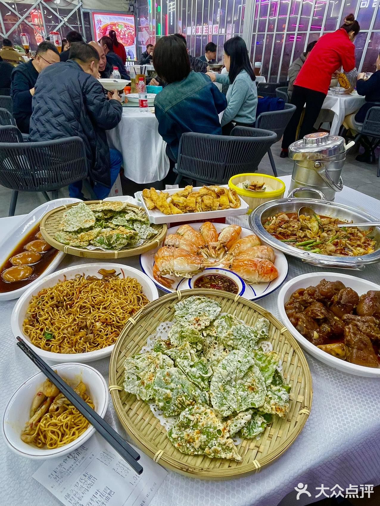 红记虾蟹城｜这大概是长沙最适合请客聚餐的饭店了！ 