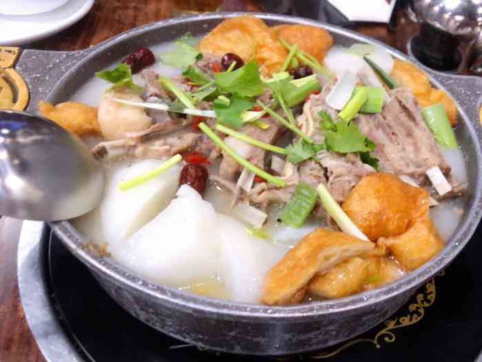 在广州萝岗万达广场附近的香雪美食街有一家小北厨今天去试了一下里面