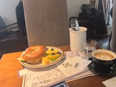 牛油果三文鱼贝果-藏书馆咖啡LibraryCoffee·Bistro(牡丹园店)