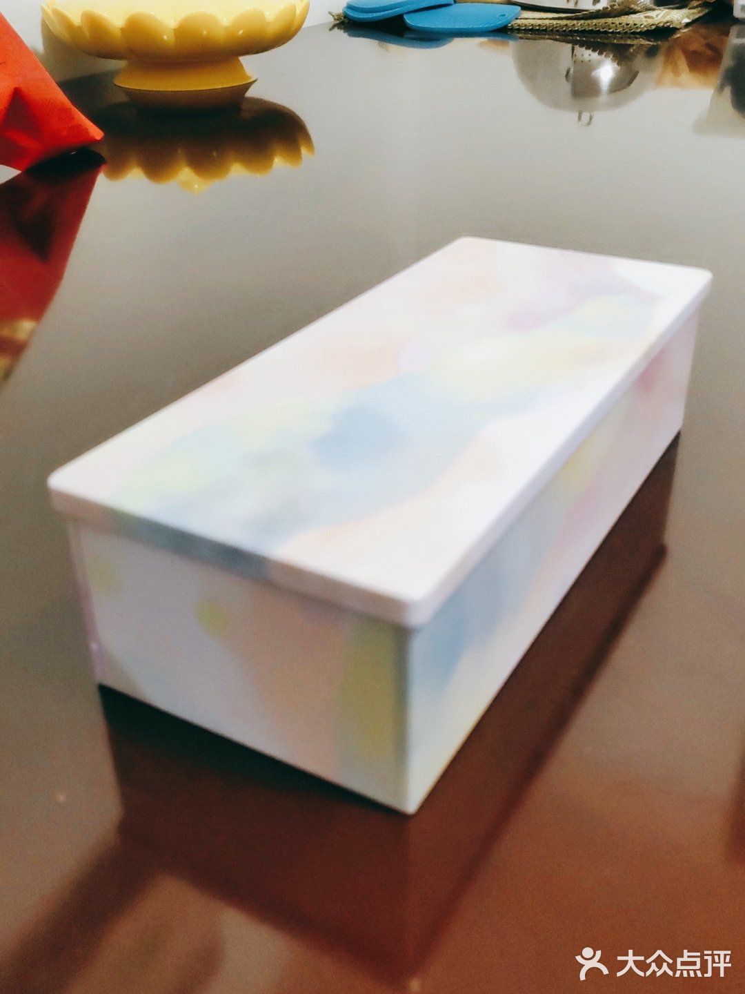 外卖买了两包爸爸糖吐司和一个铁盒装的甜品