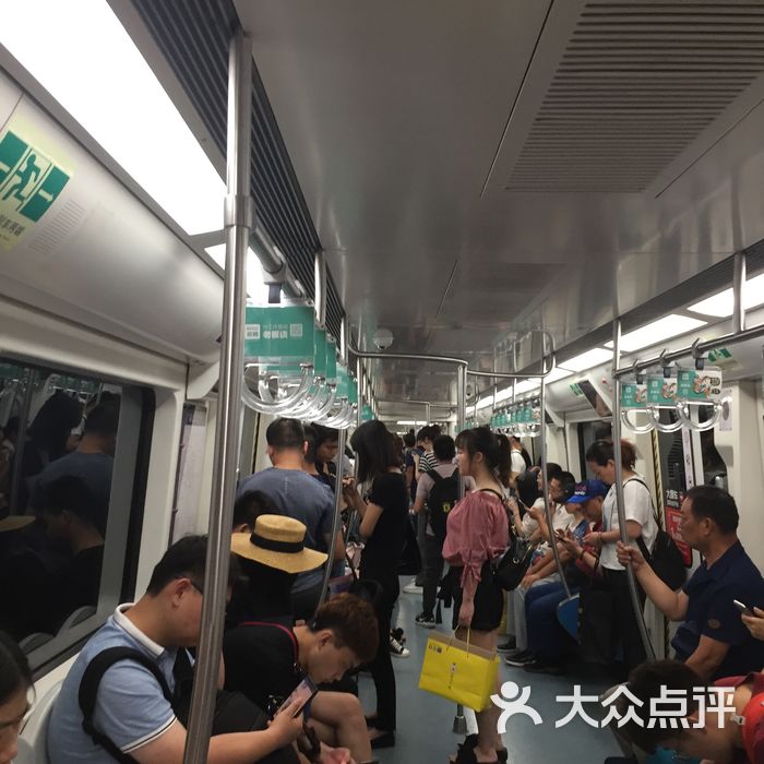 北京西站地铁站地铁车厢图片