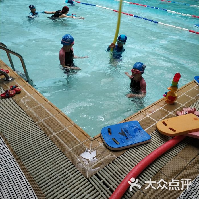 虹桥河滨花园会所游泳馆