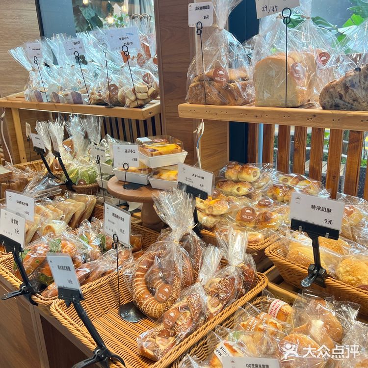 面包、咖啡都很好，唯独酒不给卖，不好[快哭了]