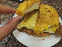 豬扒蛋芝士菠蘿包-新鸿发咖啡美食