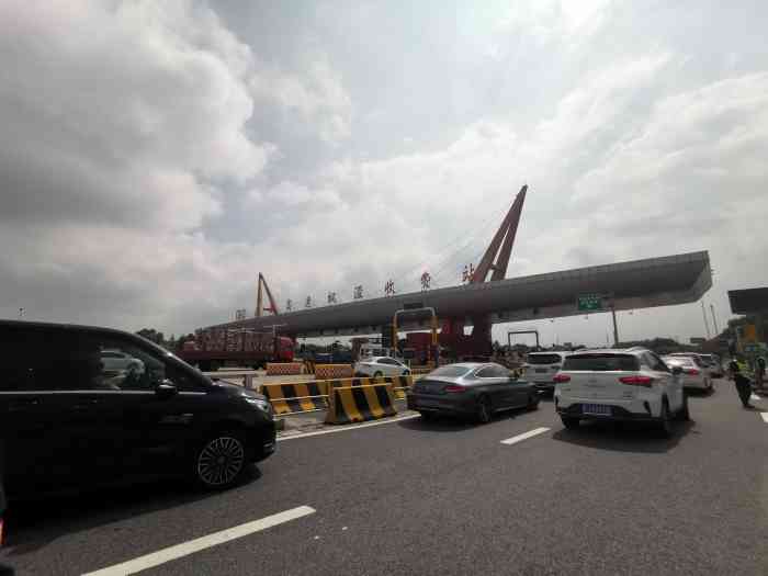 枫泾服务区停车场-"到现在都搞不清楚这个服务站是属于上海呢还.