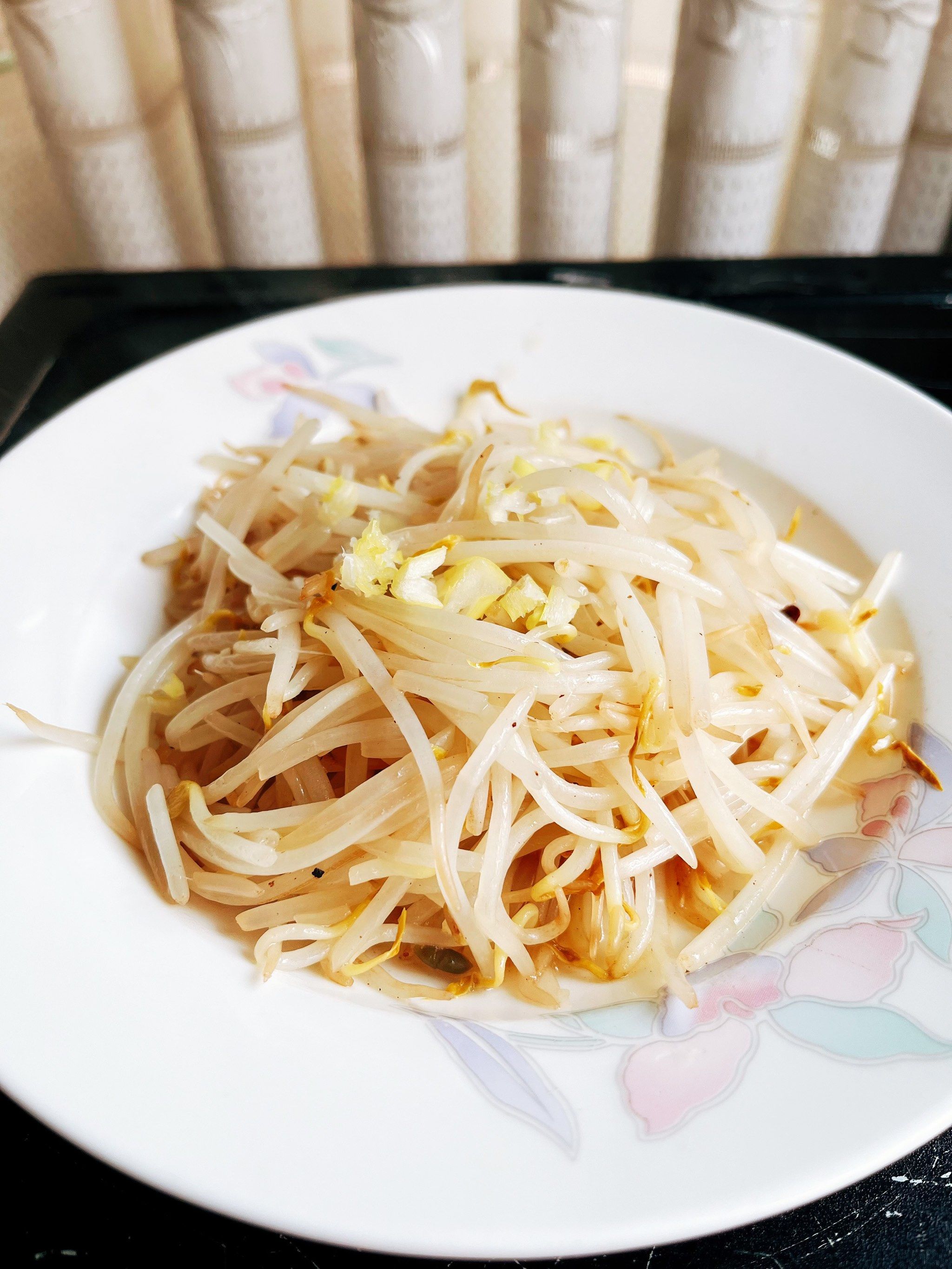 n2 炒香花椒,放入豆芽翻炒均匀