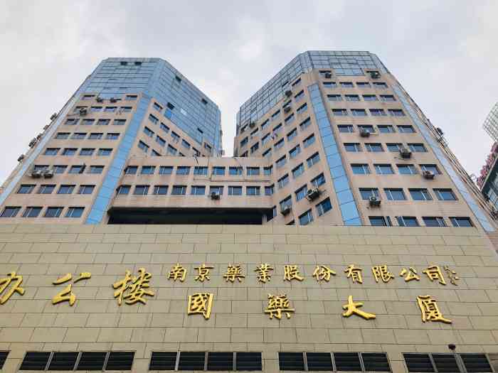 华新大厦-"现在的华新基本上都要倒闭了,只有一楼的几.