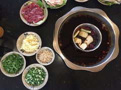 -茅草房·河畔园林火锅