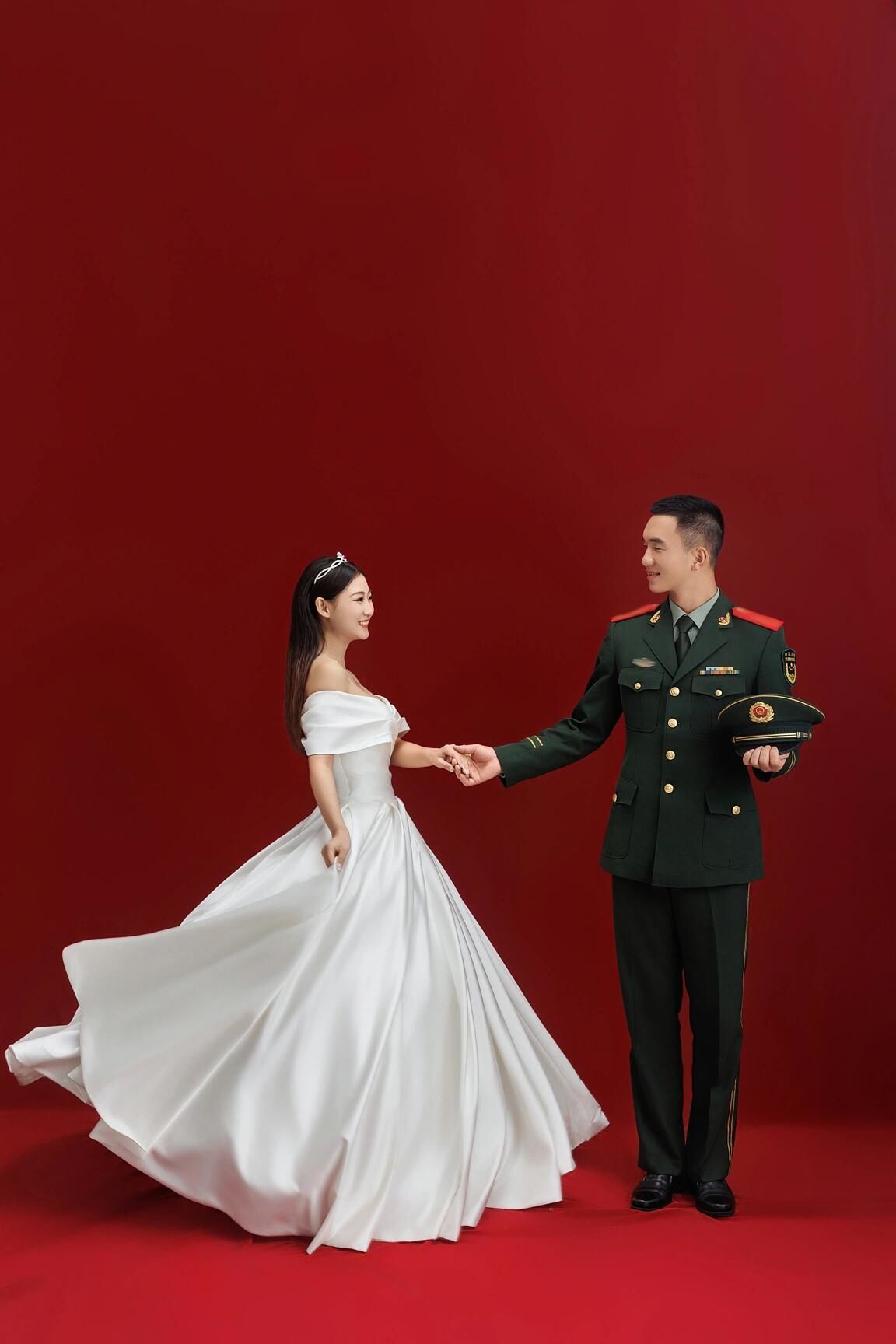 当戎装遇上婚纱,一切都显得那么和谐.她是