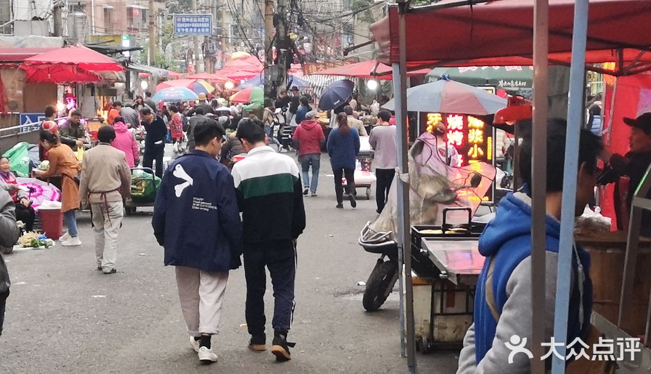 贵阳的街道有的时候会让我想起尖沙咀后面儿的庙街