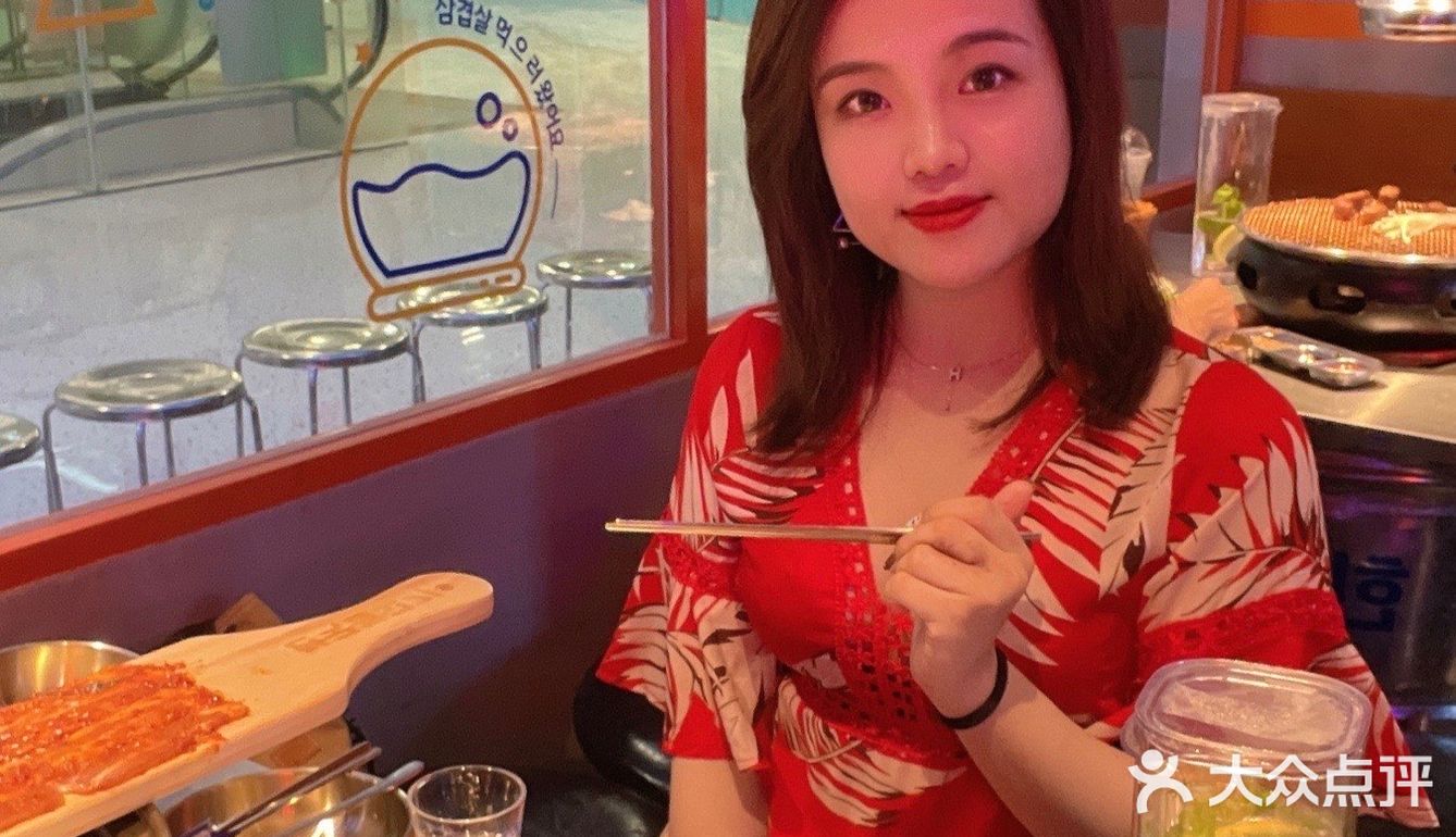 惊‼️这家烤肉店小哥哥颜值可太高了吧