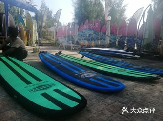 东西冲是离深圳最近的冲浪胜地