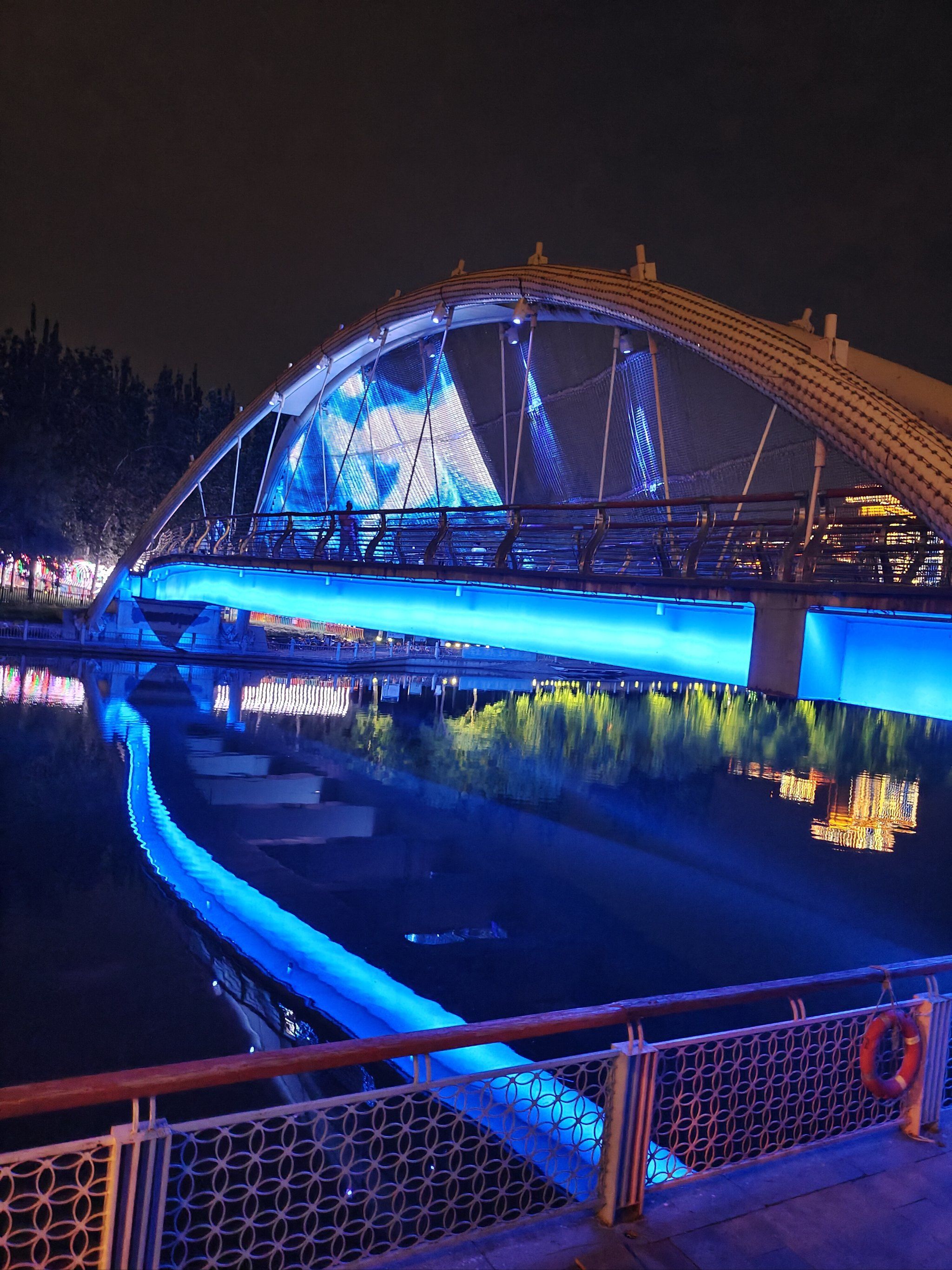 n
就在四惠东地铁🚇站外面,通惠河上,有一座桥🌉,名叫同心桥
