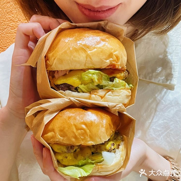 东莞| 比巨无霸还大的汉堡包，吃完饱一天