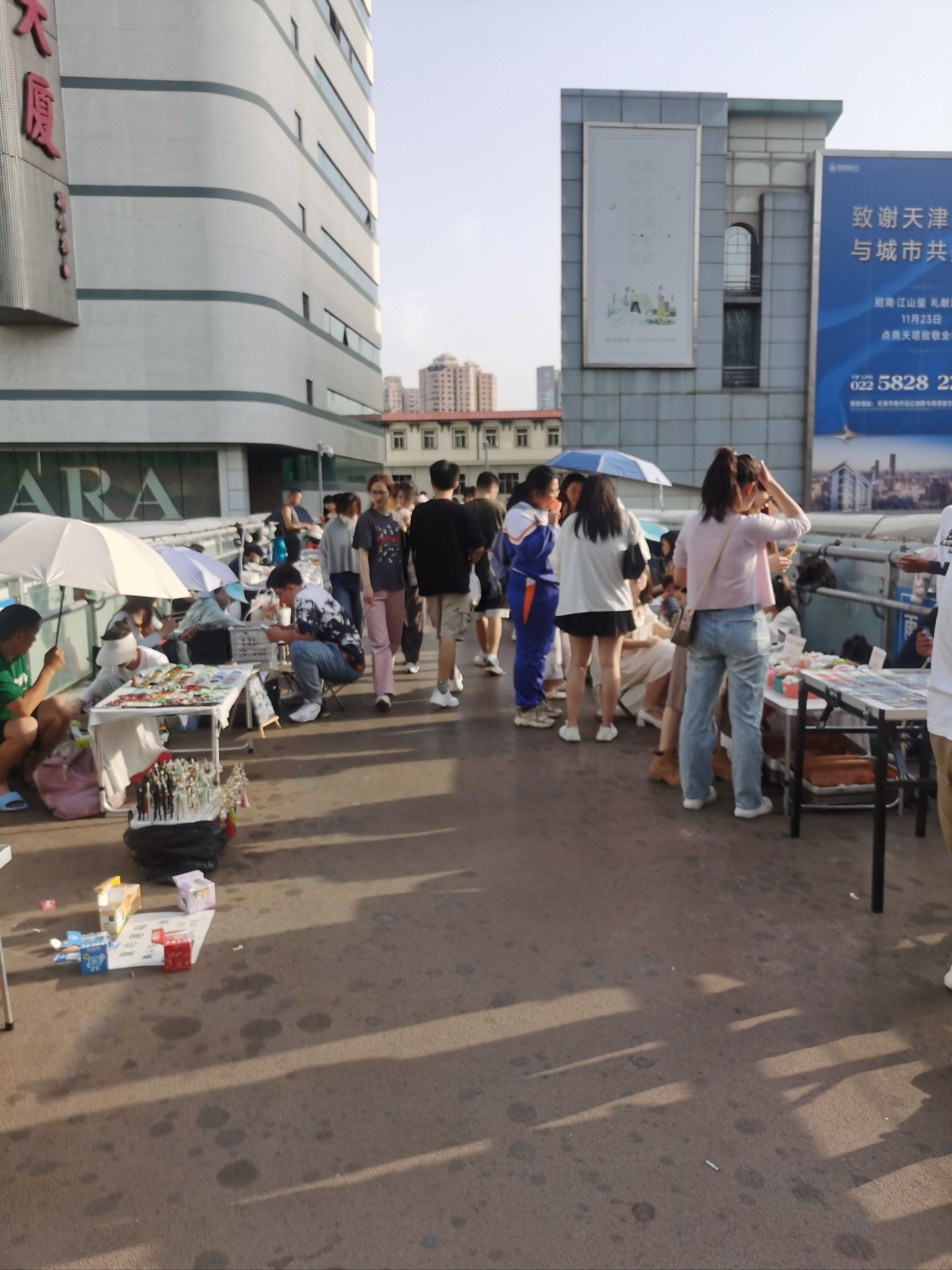 乐宾天桥摆摊的挺多