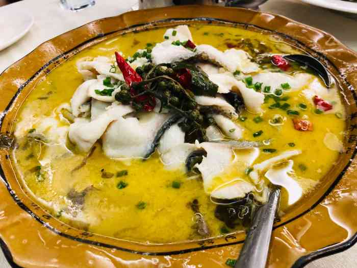 非常差,我生日团的圆桌,菜量很足,但是环境以及服务