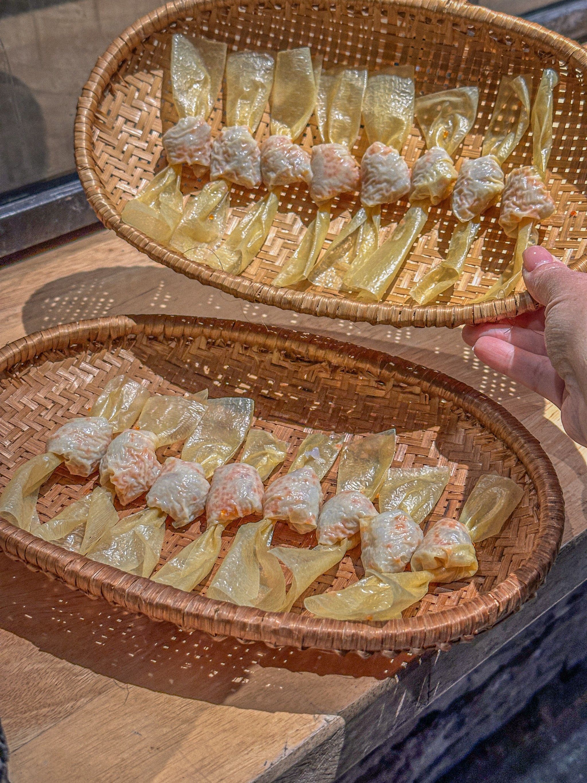 广州银也太会吃了吧!现包蟹子鲜虾豆皮抄手!