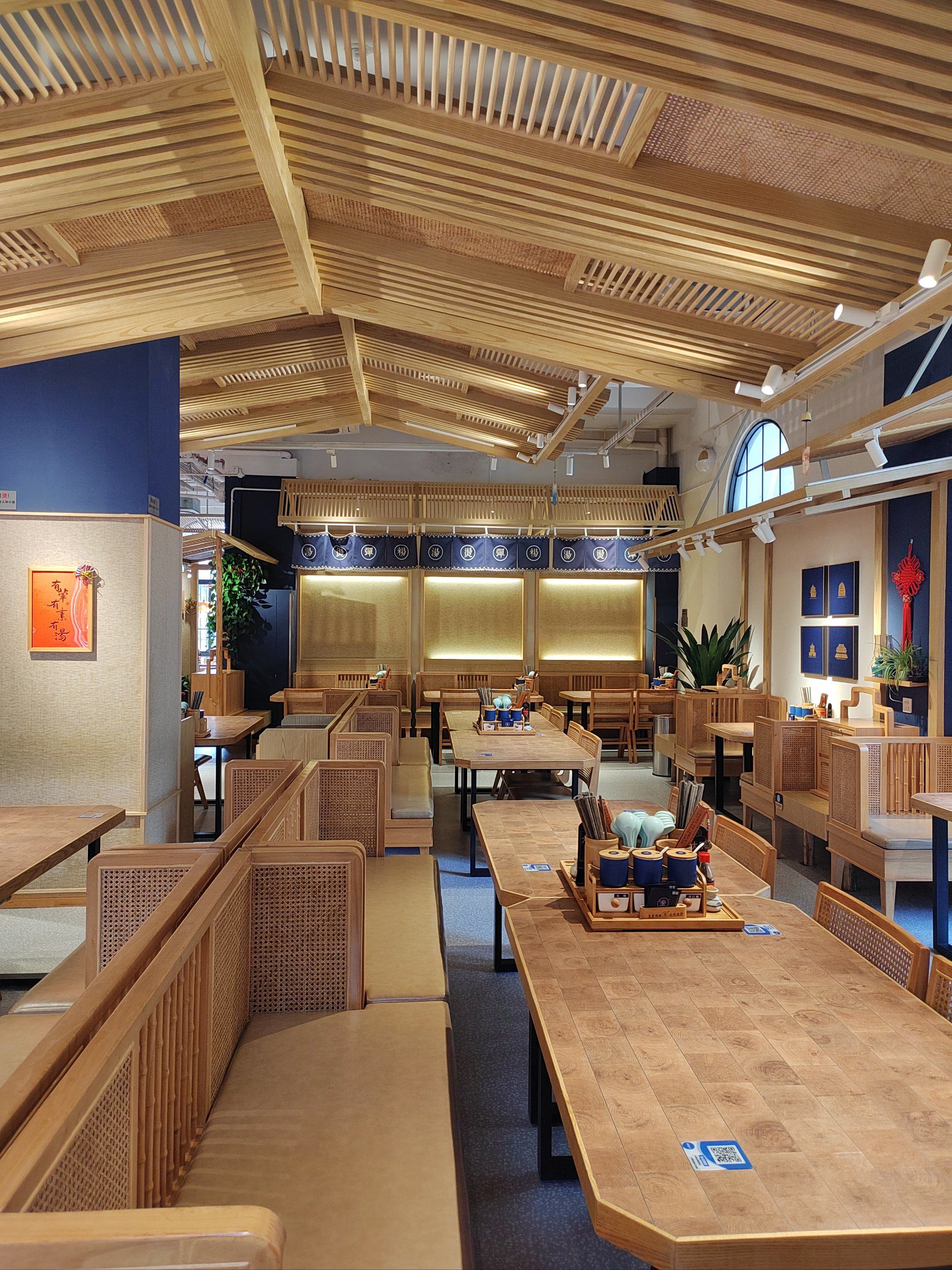 在俊发生态半华府俊园居然开了这么一家装修时尚大气的上坐过桥米线店