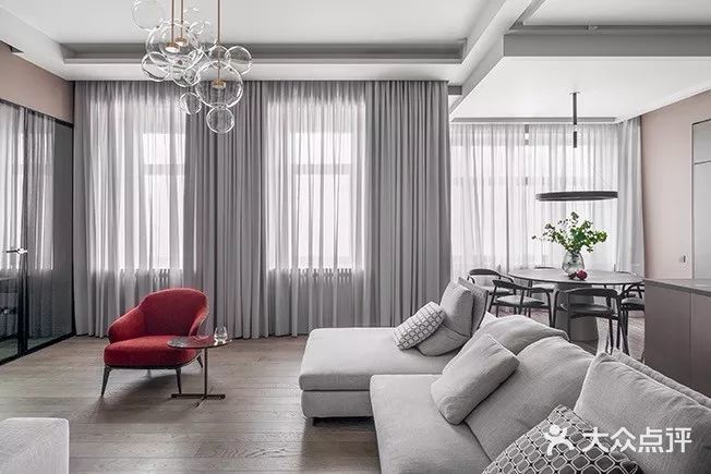 今日分享营造出顶天立地的效果，在视觉上拔高空间