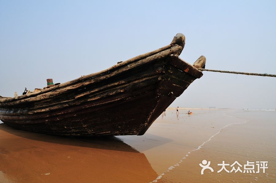 日照海滨国家森林公园退潮后的渔船图片-北京自然风光-大众点评网