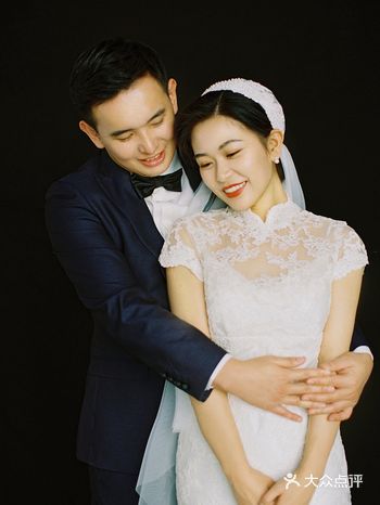原因很简单，因为当年她母亲的婚纱也是这个款式