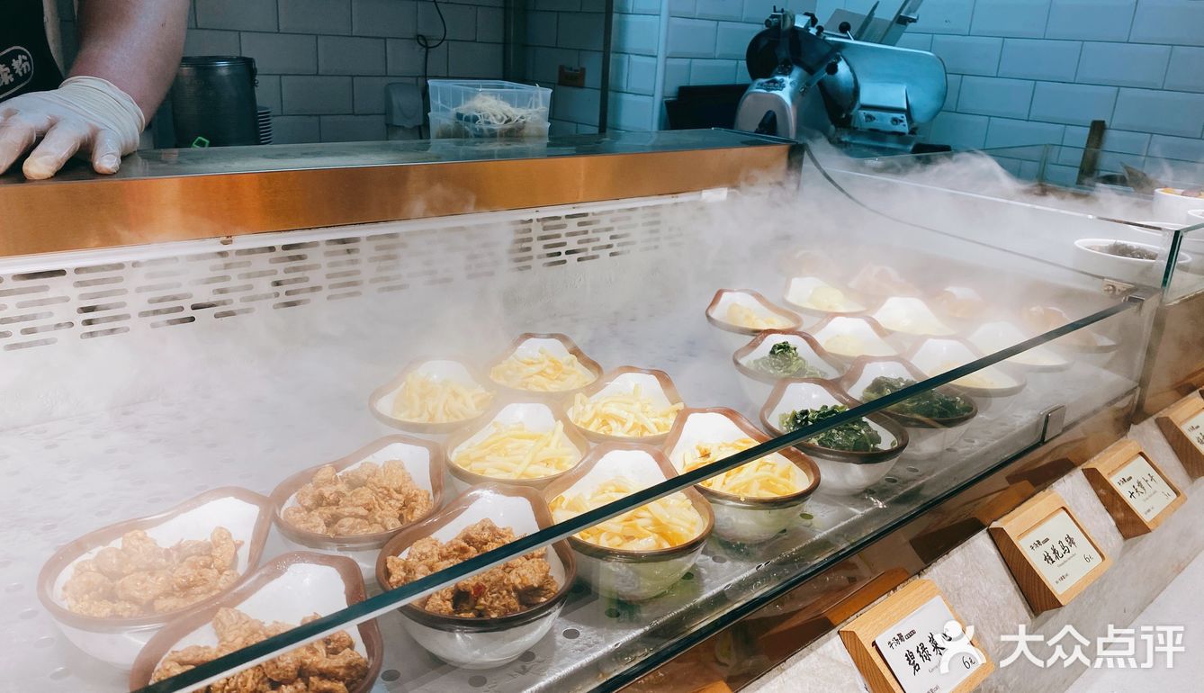 牛汤哥吃面也喝汤[调皮]