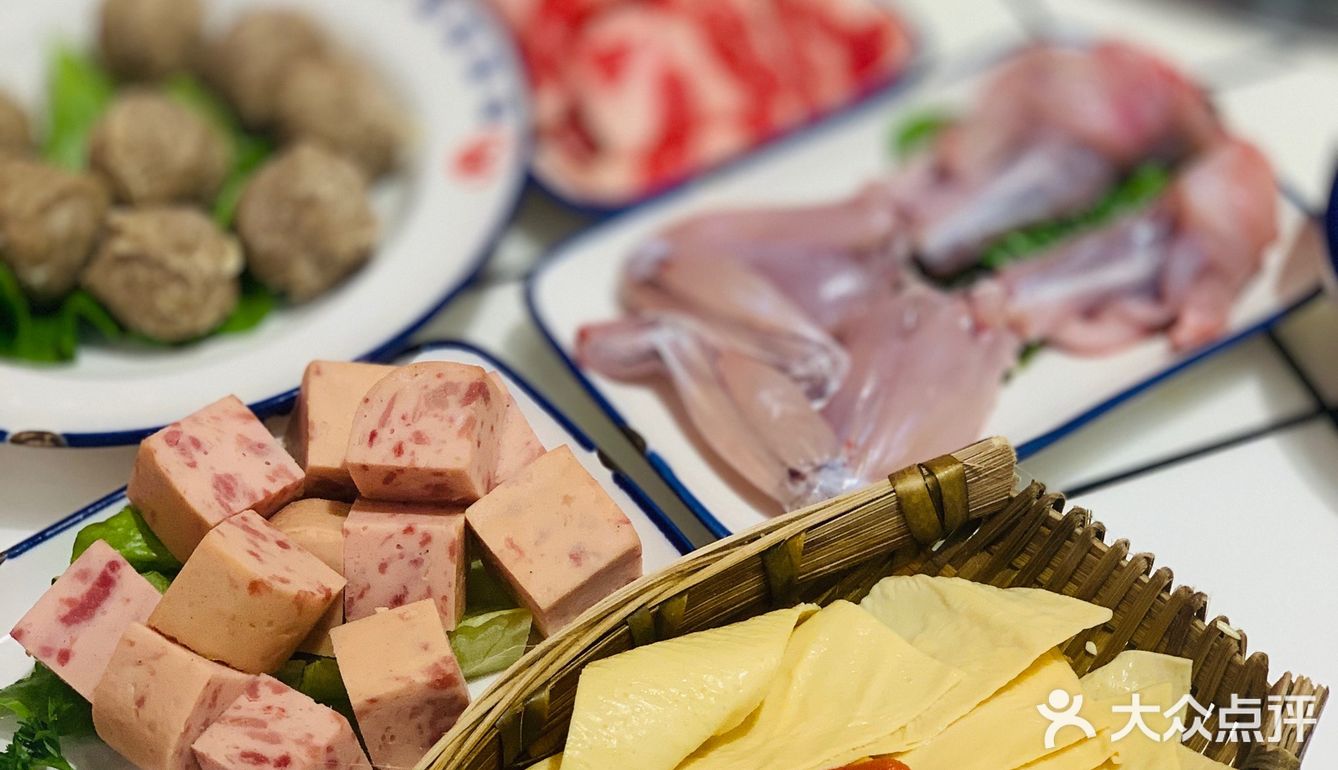 人气爆棚明星火锅~   整个餐厅装修的也是相当的红火