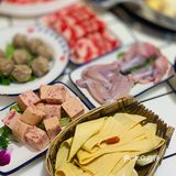 人气爆棚明星火锅~   整个餐厅装修的也是相当的红火