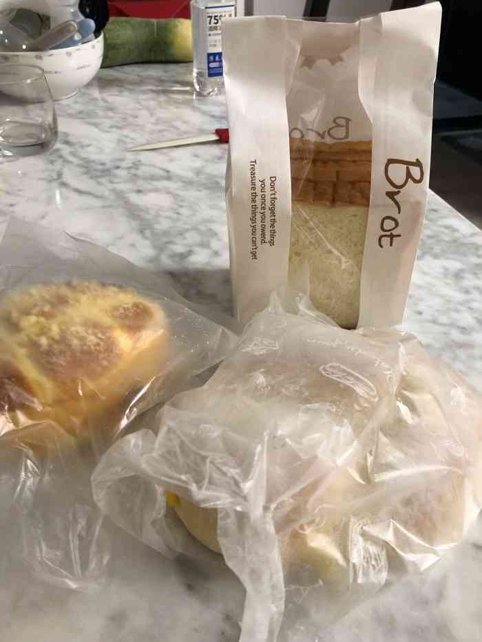 丹尼斯贝乐(瑞昌路店)-"还挺好吃 但是贵 一个面包太大 服务态度.