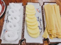 -毛辣果·贵州红酸汤牛肉火锅(西单店)