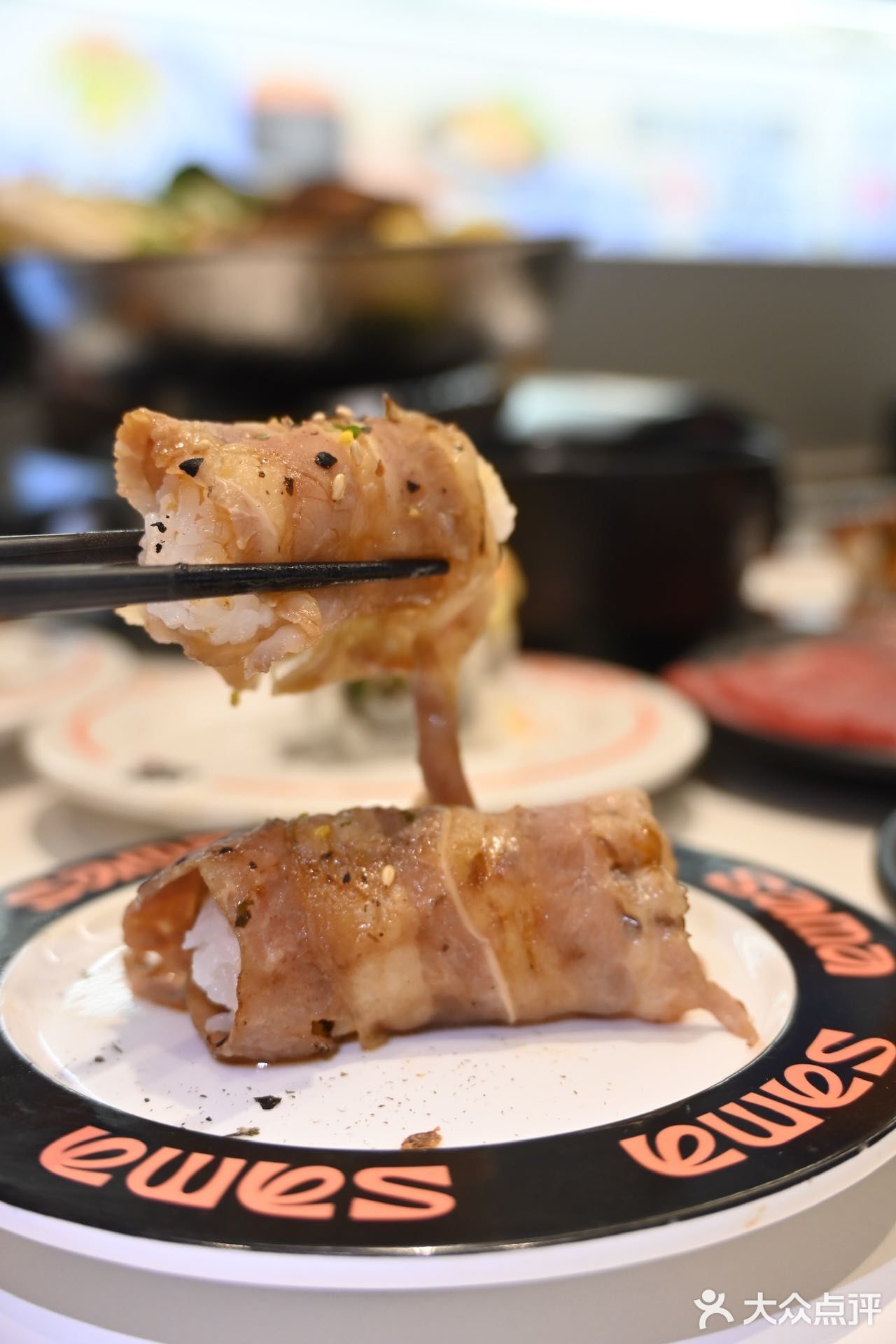 牛肉记得要裹上鸡蛋液来吃会更加鲜嫩。厚切鳗鱼寿司