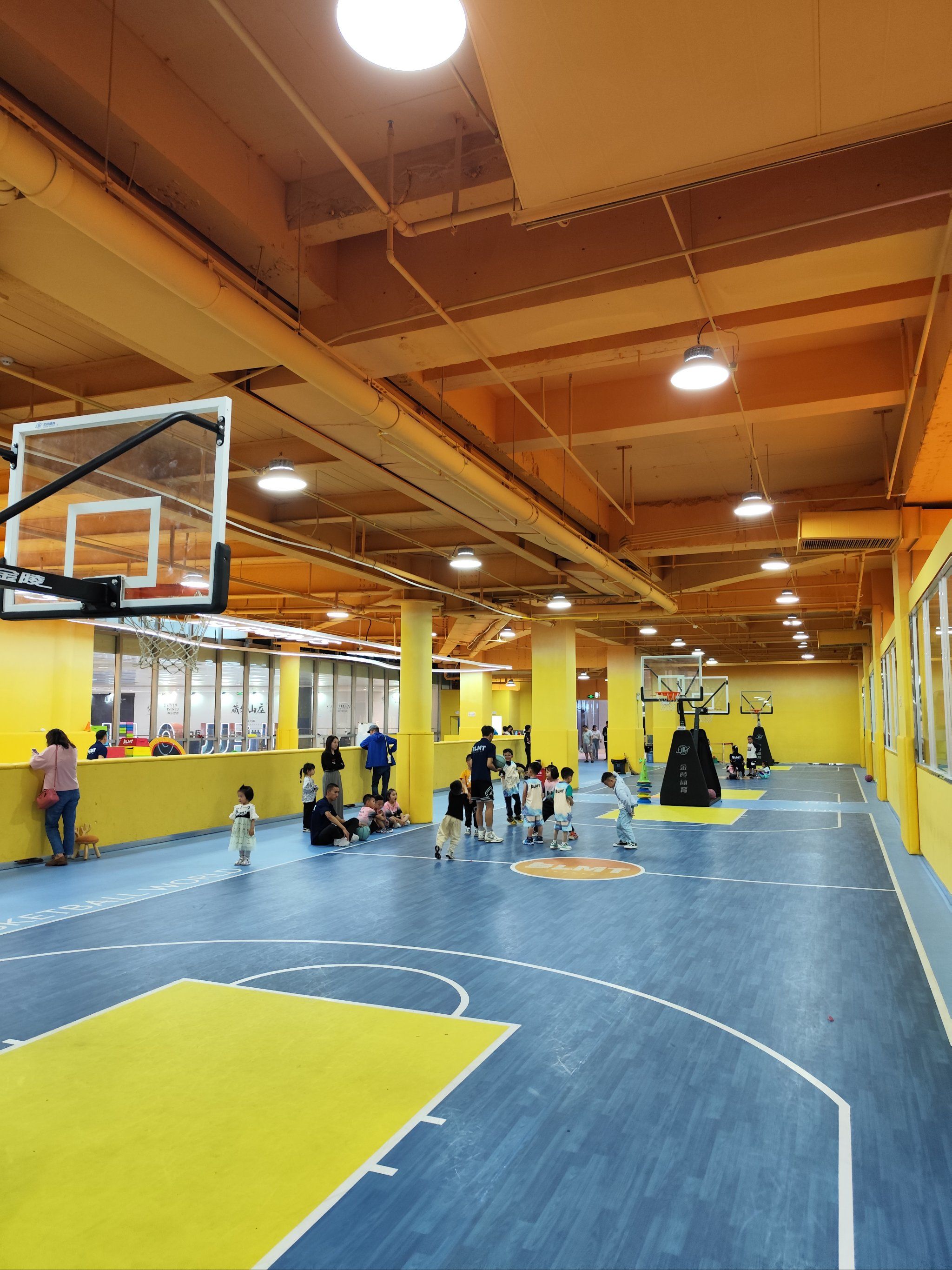 室内球场的运动热