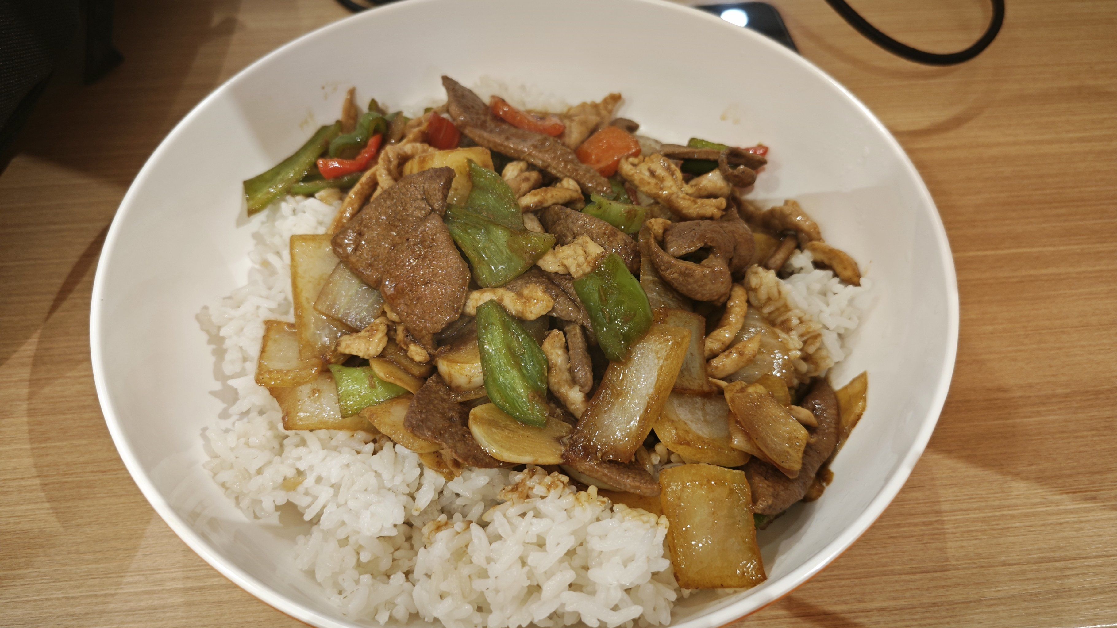 味道很不错.猪肝肉丝盖饭很香,咸中带一点