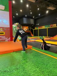 -蹦蹦跳跳(新奥购物中心店)