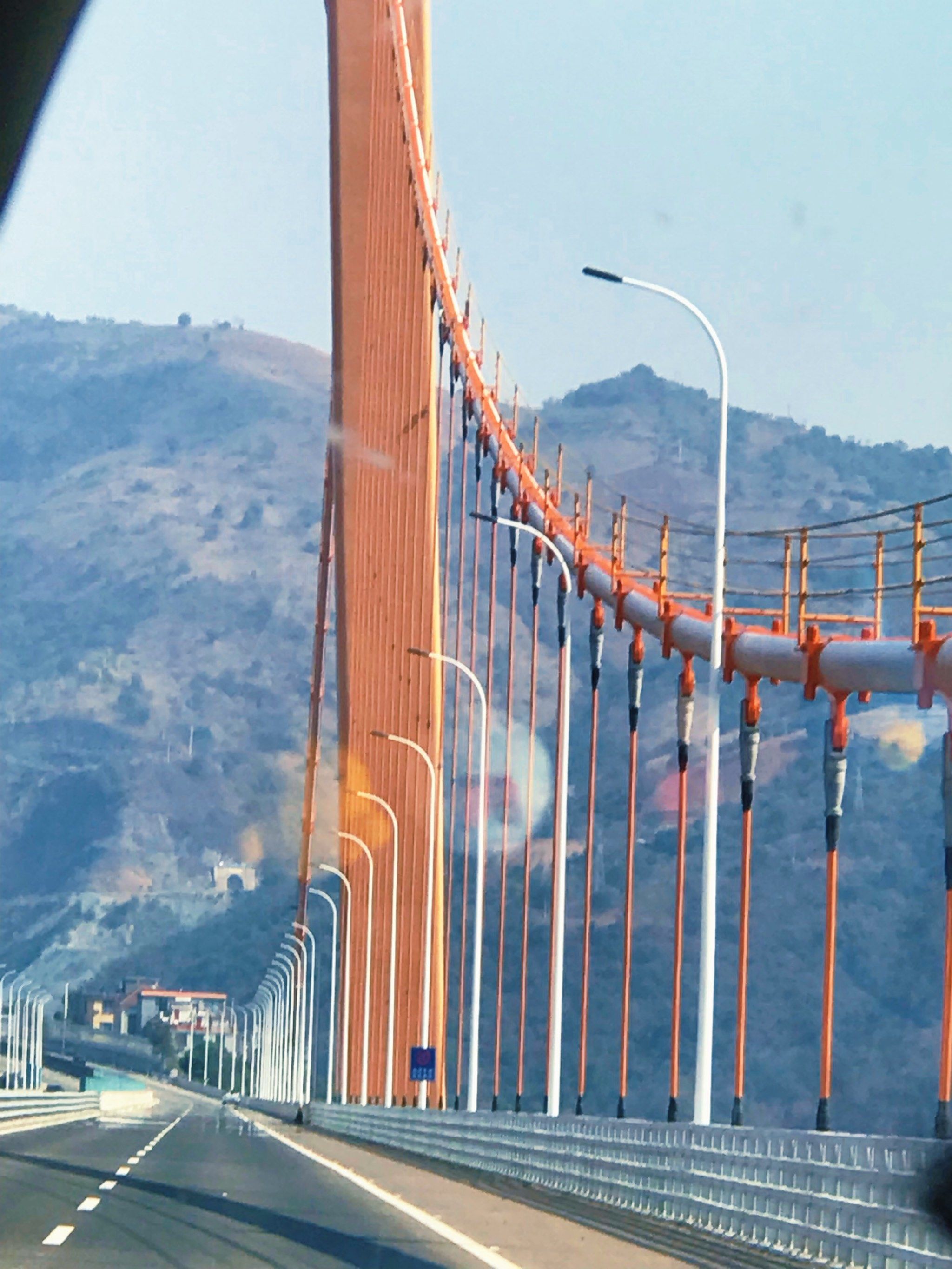 红河洲元江哈尼族彝族傣族自治县境内的一座挺壮观的大桥～红河大桥